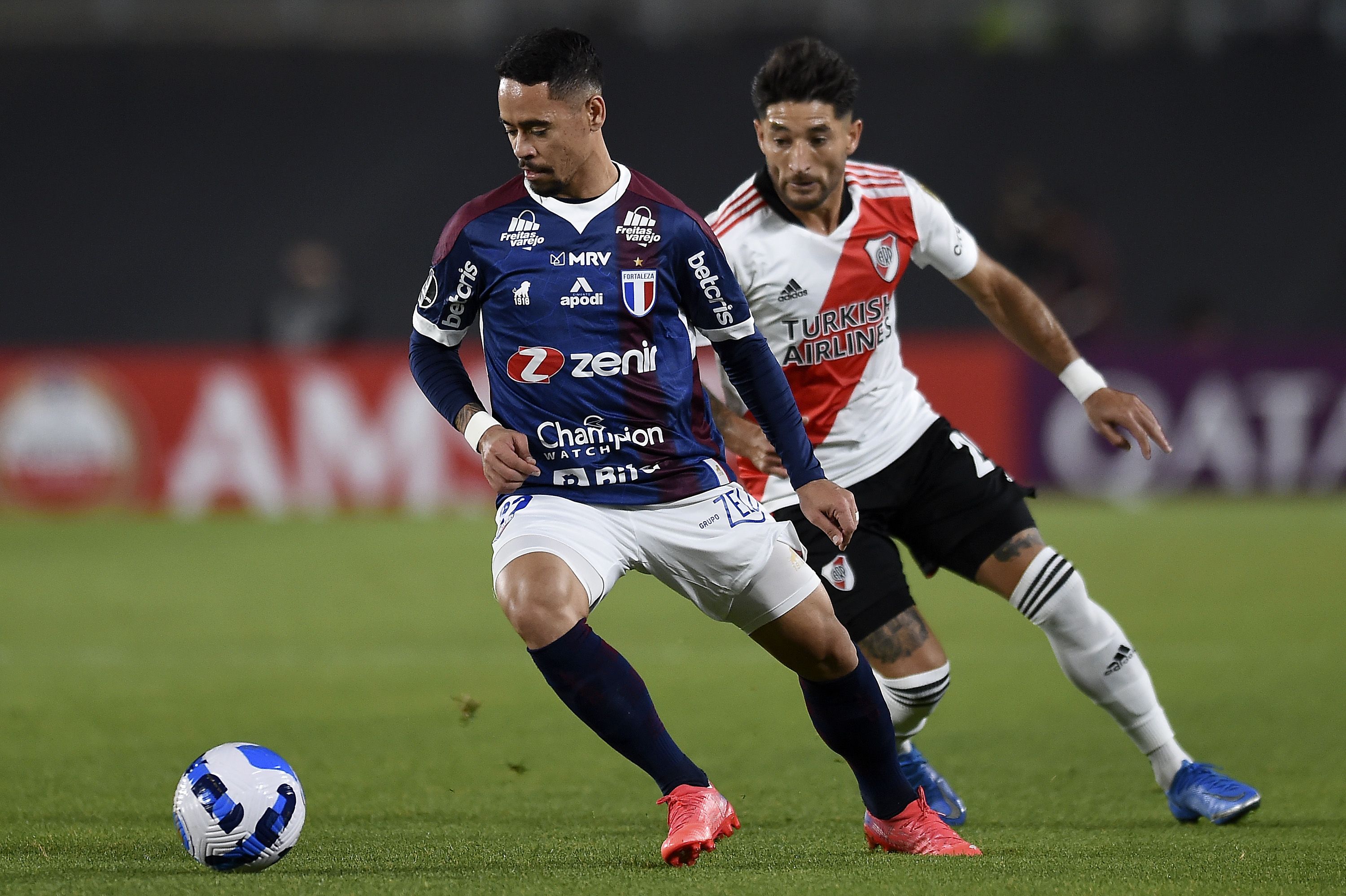 Jogadores de Fortaleza e River Plate durante partida válida pela primeira fase da Libertadores 2022 / Marcelo Endelli/Getty Images