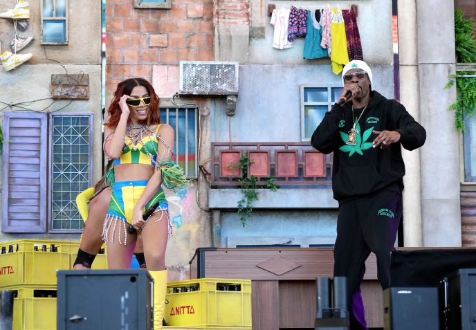 Anitta e Snoop Dogg no palco do festival Coachella, na Califórnia (EUA), EM 2022. / (Photo by Kevin Mazur/Getty Images