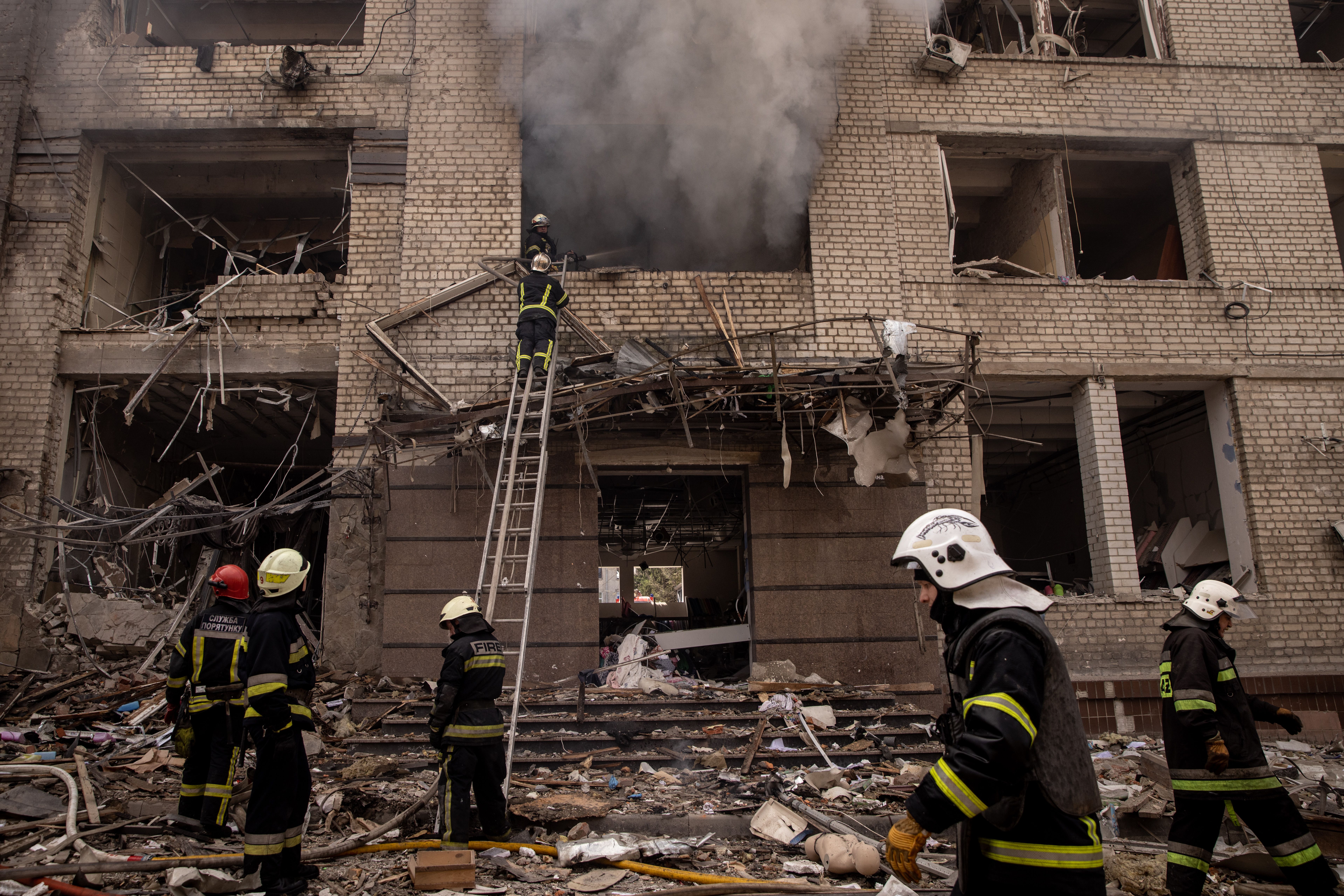 Kharkiv foi severamente atacada neste sábado (16)