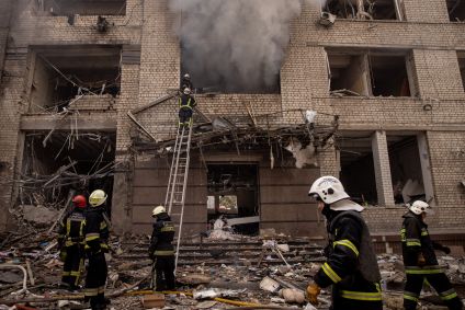Kharkiv foi severamente atacada neste sábado (16)