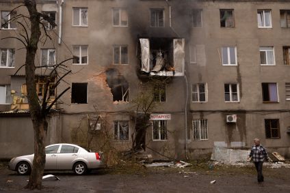 Autoridades de Kharkiv acusam russos de bombardear áreas residenciais