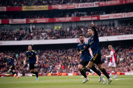 Cristiano Ronaldo comemora após marcar pelo Manchester United contra o Arsenal, no Emirates Stadium, em Londres - 23/04/2022