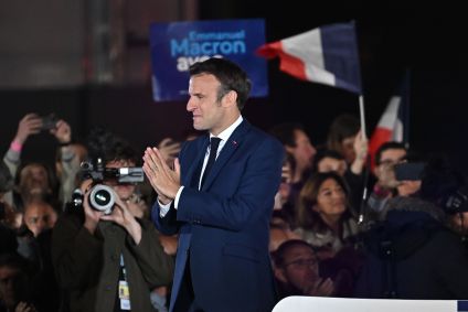 Presidente da França, Emmanuel Macron cumprimenta eleitores após vitória no segundo turno