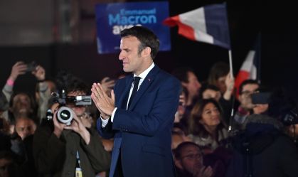 Presidente da França, Emmanuel Macron cumprimenta eleitores após vitória no segundo turno