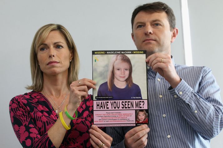 Kate e Gerry McCann seguram uma imagem policial de sua filha durante uma entrevista coletiva para marcar o 5º aniversário do desaparecimento de Madeleine McCann, em 2 de maio de 2012 em Londres, Inglaterra. / Getty Images