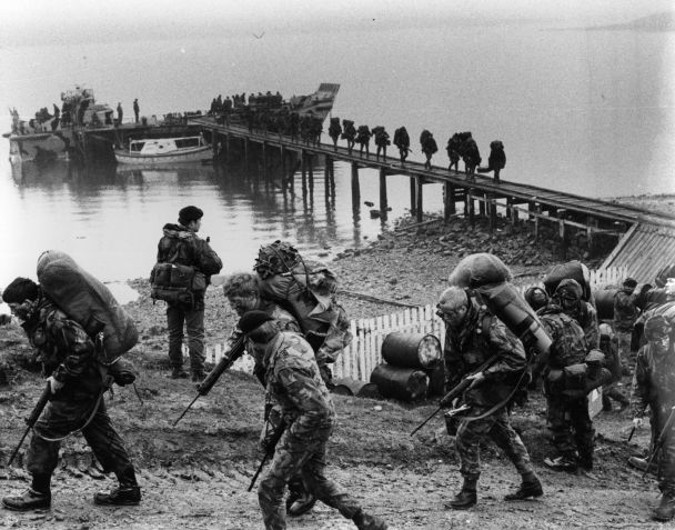 Tropas britânicas chegando às Ilhas Malvinas durante a Guerra de 1982 / Fox Photos/Getty Images