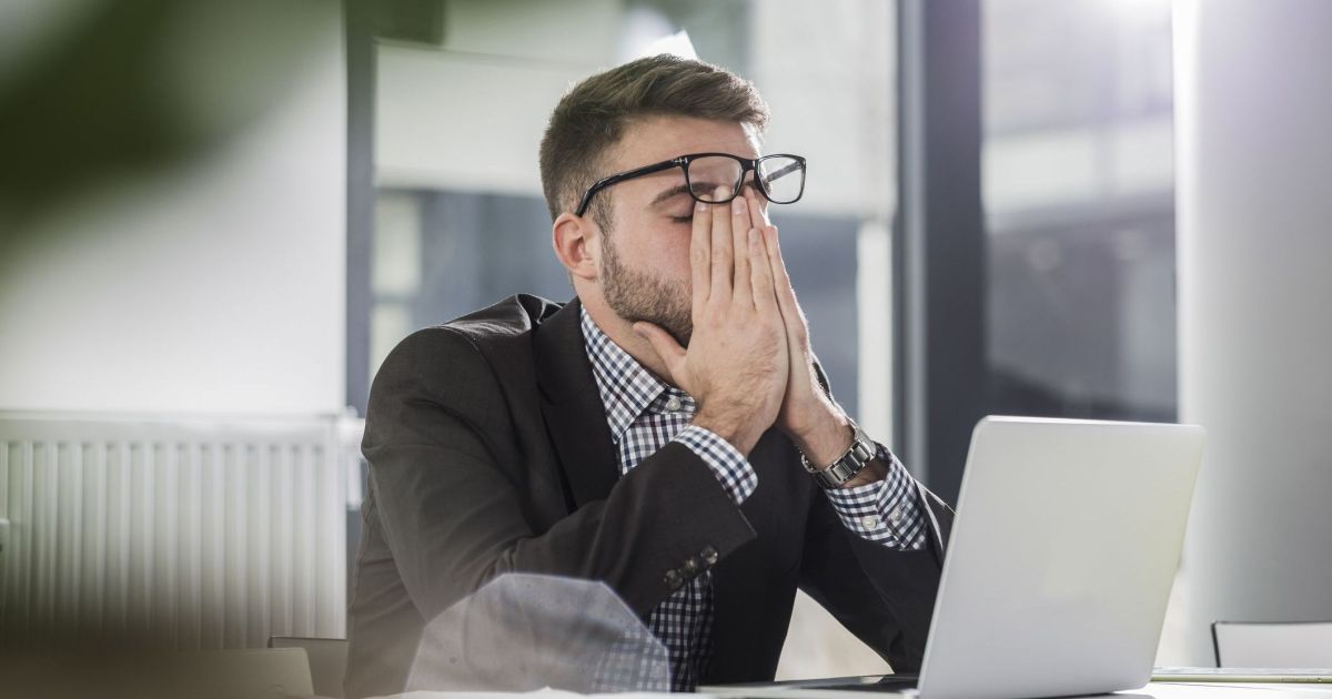 “Insônia e dores”: veja sinais silenciosos de exaustão mental no trabalho