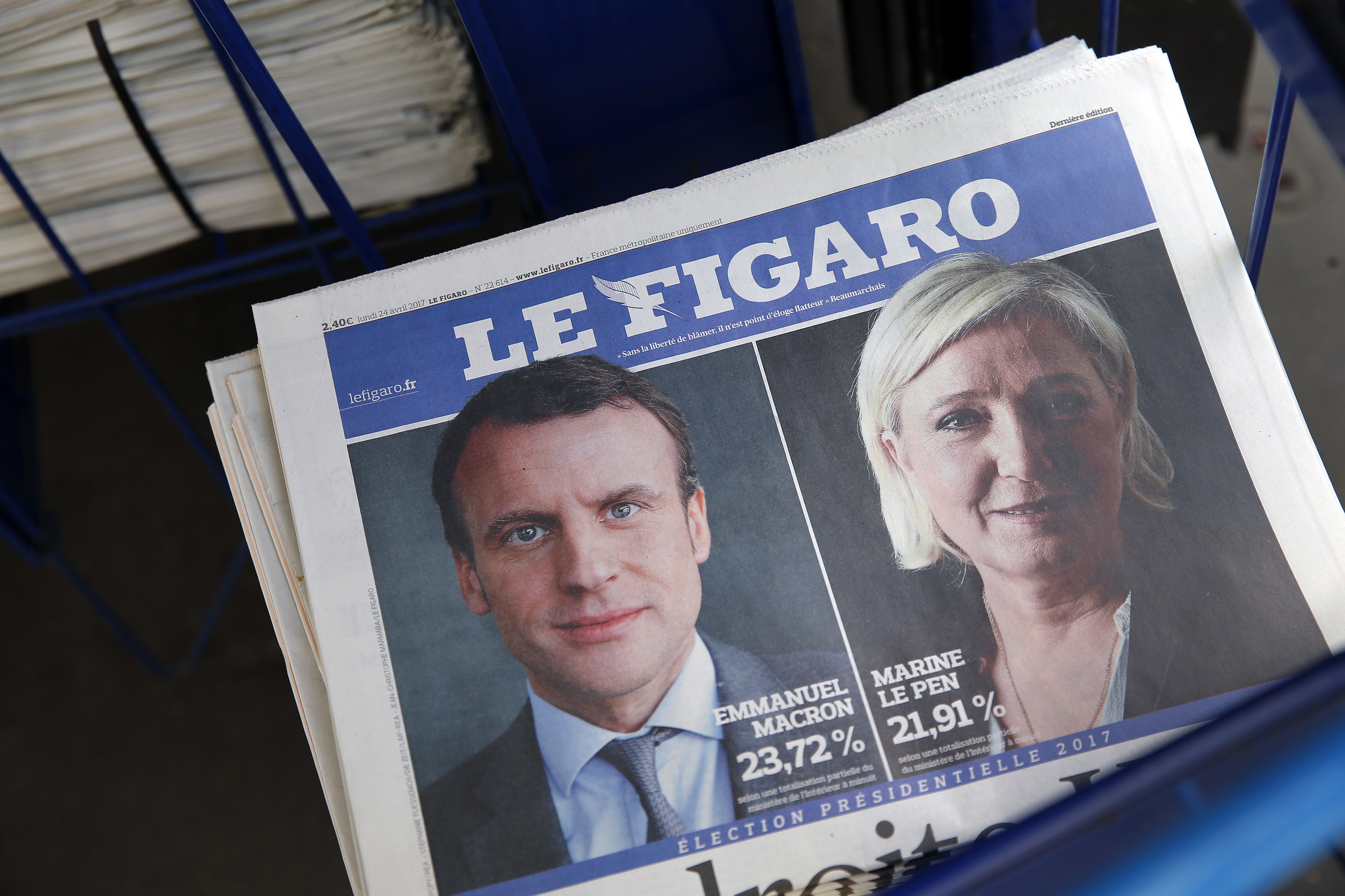 Uma foto mostra a primeira página do jornal francês "Le Figaro" com fotos dos candidatos à eleição presidencial francesa, Emmanuel Macron e Marine Le Pen um dia após o primeiro turno da eleição presidencial francesa