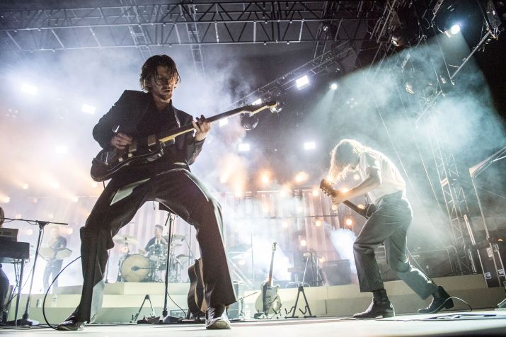 Alex Turner e Jamie Cook do Arctic Monkeys se apresentam no Hollywood Forever em 5 de maio de 2018 em Hollywood, Califórnia. / Getty Images
