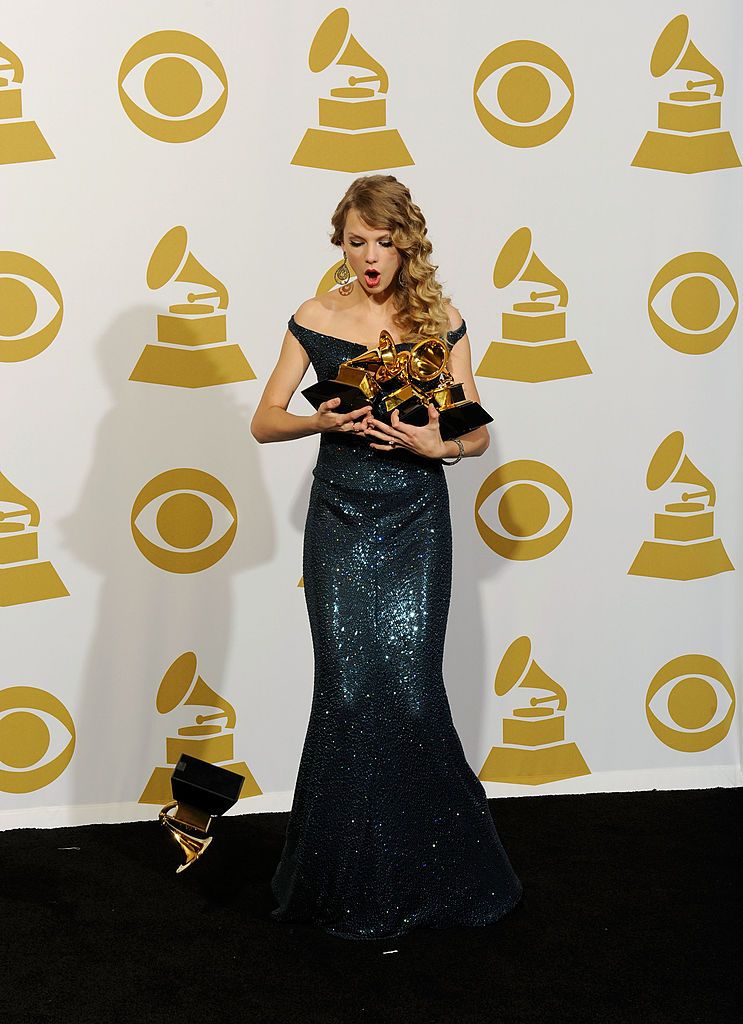 Em 2010, a cantora Taylor Swift protagonizou um momento semelhante ao de Rodrigo, deixando um de seus quatro prêmios cair / Getty Images