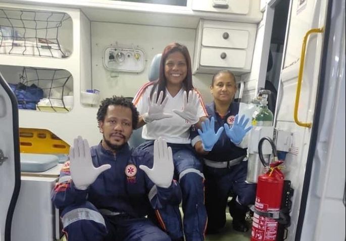 "A vítima foi devidamente atendida pelas minhas mãos negras enluvadas", disse a socorrista Laura Cristina Cardoso, ao centro / Reprodução/Facebook