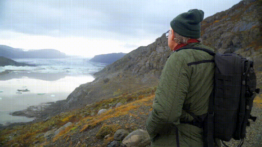 Þorvarður Árnason olha para a lagoa Hoffellsjökull / Temujin Doran/CNN