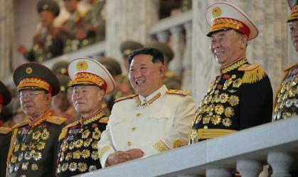 Em desfile militar comemorativo, Coreia do Norte promete ampliar arsenal nuclear