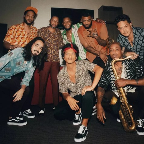 Guitarrista brasileiro Mateus Asato com Bruno Mars e banda The Hooligans/ Twitter / Mateus Asato