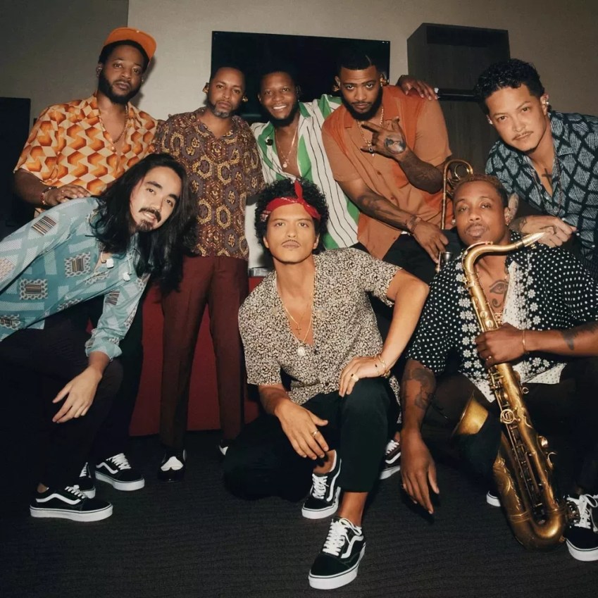 Guitarrista brasileiro Mateus Asato com Bruno Mars e banda The Hooligans/ Twitter / Mateus Asato