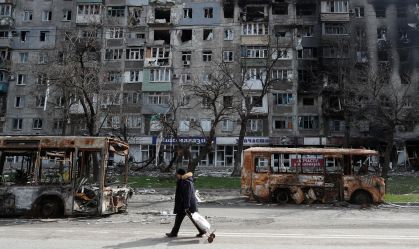 Cerca de 120 mil civis ainda estão na cidade sitiada de Mariupol, diz Zelensky