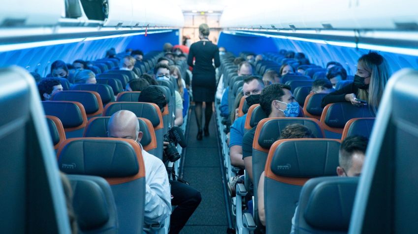 Passageiros em voo da JetBlue / Reuters