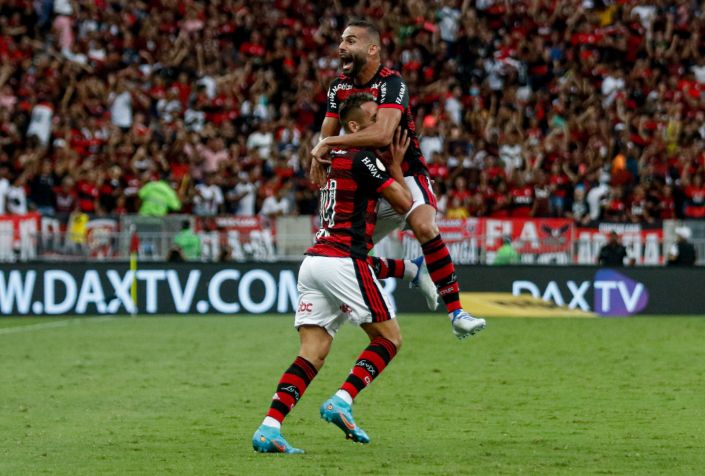 Comemoração do gol de Isla, do Flamengo, marcado sobre a equipe do São Paulo durante partida válida pela 2ª rodada do Campeonato Brasileiro realizada no Estádio do Maracanã, na zona norte do Rio de Janeiro, na tarde deste domingo / Foto: Felipe Duest/Pera Photo/Estadão Conteúdo