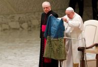 Segurando bandeira ucraniana, papa Francisco condena “massacre de Bucha”