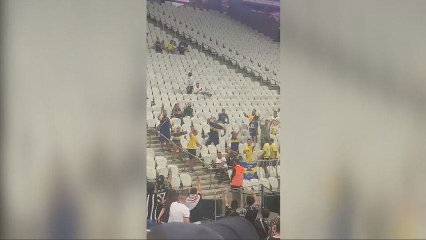 Torcedor do Boca Juniors faz gesto racista para torcedores do Corinthians. / Reprodução / Redes Sociais