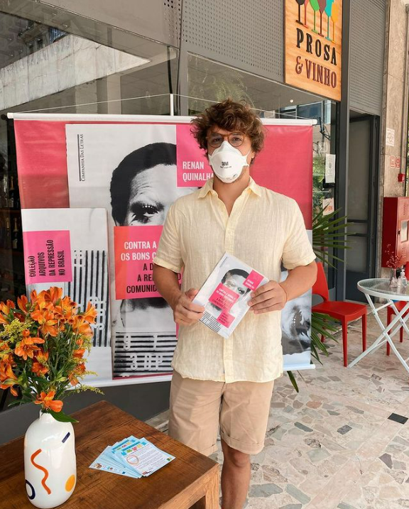 Renan Quinalha no lançamento de seu livro "Contra a moral e os bons costumes: A ditadura e a repressão à comunidade LGBT" em 2021 / Acervo pessoal