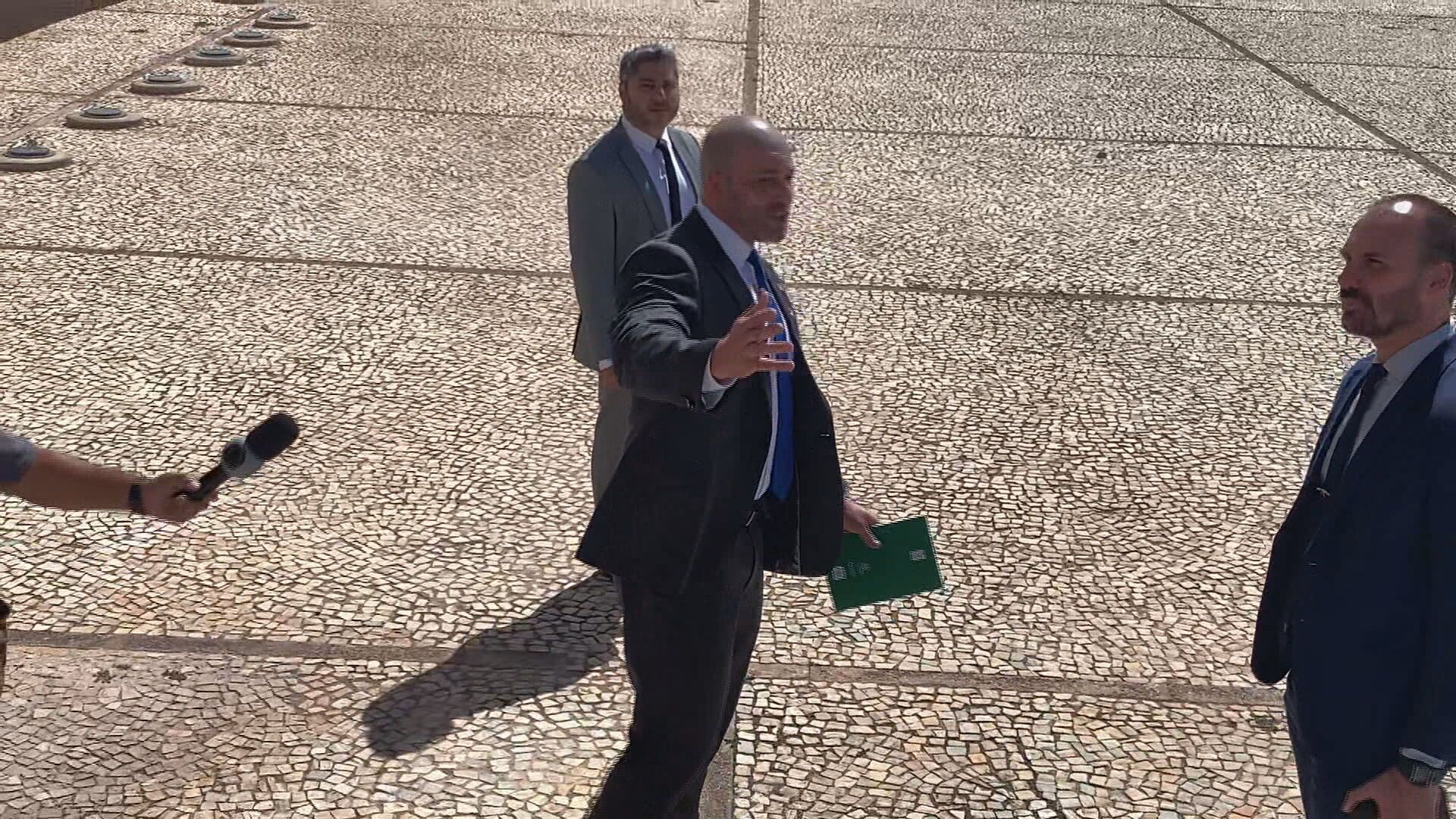 Deputado Daniel Silveira do lado de fora do STF