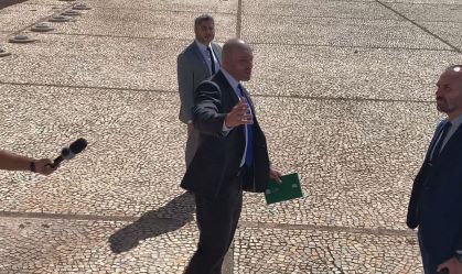 Deputado Daniel Silveira do lado de fora do STF