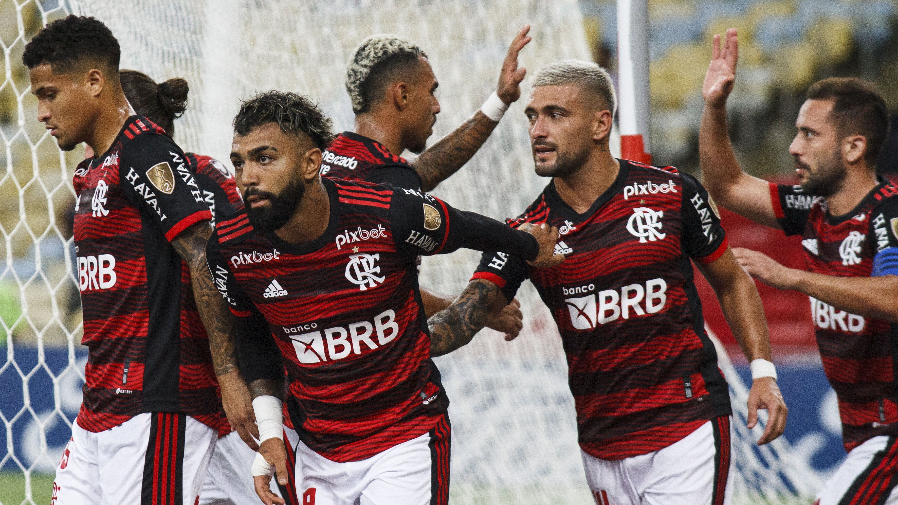 Jogadores do Flamengo comemoram gol diante do Talleres (ARG) / ÉRICA MARTIN/THENEWS2/ESTADÃO CONTEÚDO