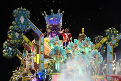 Desfile da escola de samba Acadêmicos do Tucuruvi, 1ª do Grupo Especial do Carnaval de São Paulo 2022 a entrar na passarela, no Sambódromo do Anhembi, em 23 de abril de 2022