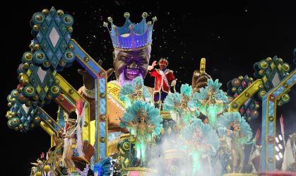 Desfile da escola de samba Acadêmicos do Tucuruvi, 1ª do Grupo Especial do Carnaval de São Paulo 2022 a entrar na passarela, no Sambódromo do Anhembi, em 23 de abril de 2022