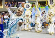 Segundo dia de desfiles na Sapucaí destaca histórias afro-brasileiras