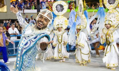Segundo dia de desfiles na Sapucaí destaca histórias afro-brasileiras