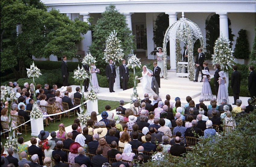 Tricia Nixon Cox, filha de Richard Nixon, e Ed Cox durante casamento no Rose Garden, na Casa Branca / Wikimedia Commons