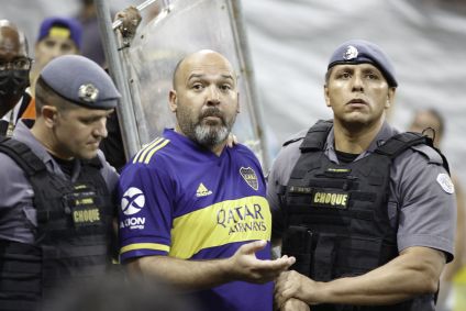 Torcedor do Boca Juniors é detido por PMs sob acusação de cometer ato racista durante a partida entre Corinthians e Boca Juniors na terceira rodada do Grupo E da Copa Libertadores 2022, na Neo Química Arena, na zona leste de São Paulo