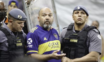 Torcedor do Boca Juniors que fez gestos racistas é liberado após pagar fiança