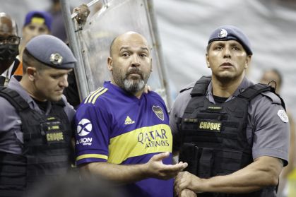 Torcedor do Boca Juniors é detido por PMs sob acusação de cometer ato racista durante a partida entre Corinthians e Boca Juniors na terceira rodada do Grupo E da Copa Libertadores 2022, na Neo Química Arena, na zona leste de São Paulo