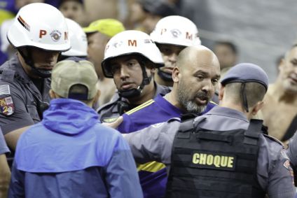 Torcedor do Boca Juniors é detido por PMs sob acusação de cometer ato racista durante a partida entre Corinthians e Boca Juniors válida pela terceira rodada do Grupo E da Copa Libertadores 2022, na Neo Química Arena, na zona leste de São Paulo