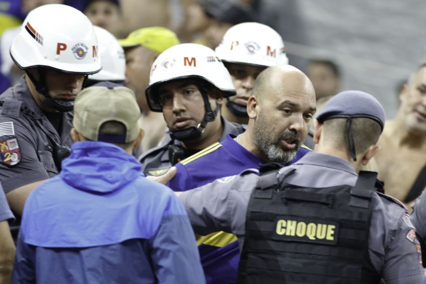 Torcedor do Boca Juniors é detido por PMs sob acusação de cometer ato racista durante a partida entre Corinthians e Boca Juniors válida pela terceira rodada do Grupo E da Copa Libertadores 2022, na Neo Química Arena, na zona leste de São Paulo / Ale Vianna/W9 Press/Estadão Conteúdo (26.abr.2022)