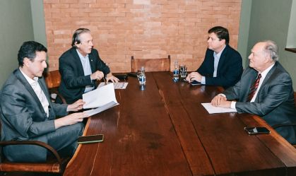 Presidentes do PSDB, União Brasil, MDB e Cidadania durante reunião em Brasília; em ordem: Bruno Araújo, Luciano Bivar, Baleia Rossi e Roberto Freire
