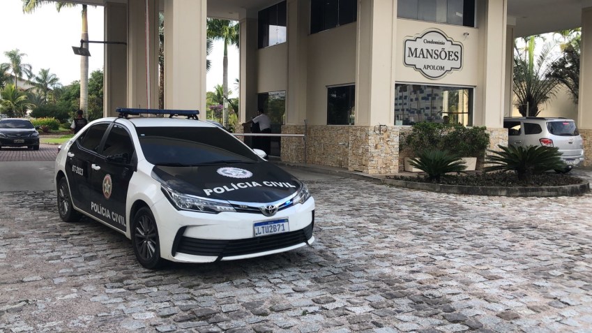 Carro da Polícia Civil em frente ao condomínio onde mora Gabriel Monteiro, vereador alvo de um mandado de busca e apreensão / Isabelle Saleme/CNN