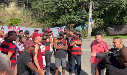Jogadores do Flamengo são hostilizados na porta do CT do Ninho do Urubu