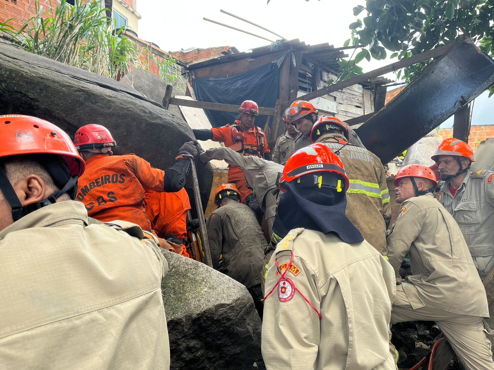 Bombeiros resgatam homem que ficou preso após deslizamento de pedra no Rio / Corpo de Bombeiros Do Rio de Janeiro