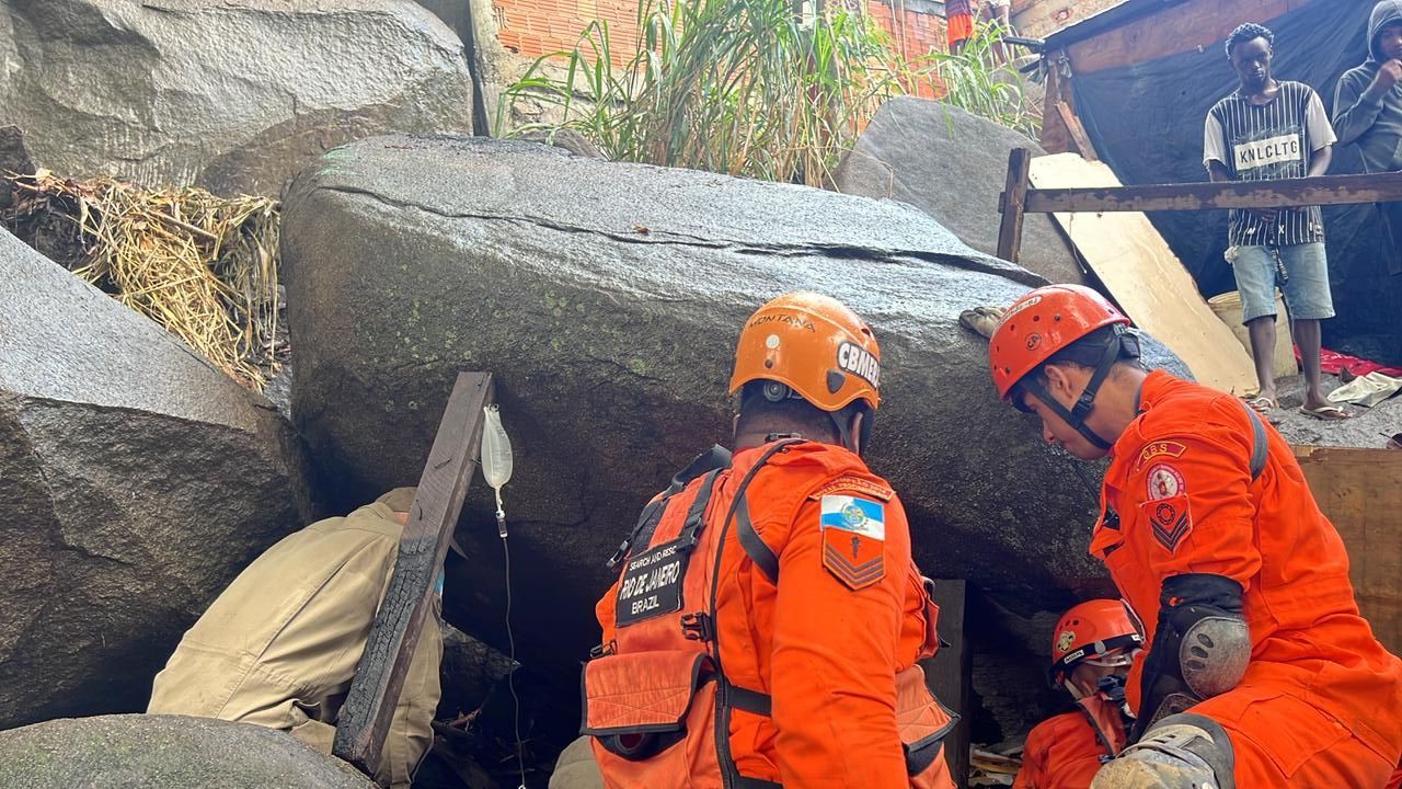 Homem é resgatado após pedra cair em cima de casa. Foto: Bombeiros RJ