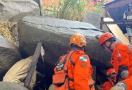 Casa é destruída por deslizamento de terra e pedra na zona norte do Rio de Janeiro