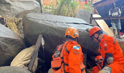 Homem é resgatado após pedra cair em cima de casa. Foto: Bombeiros RJ