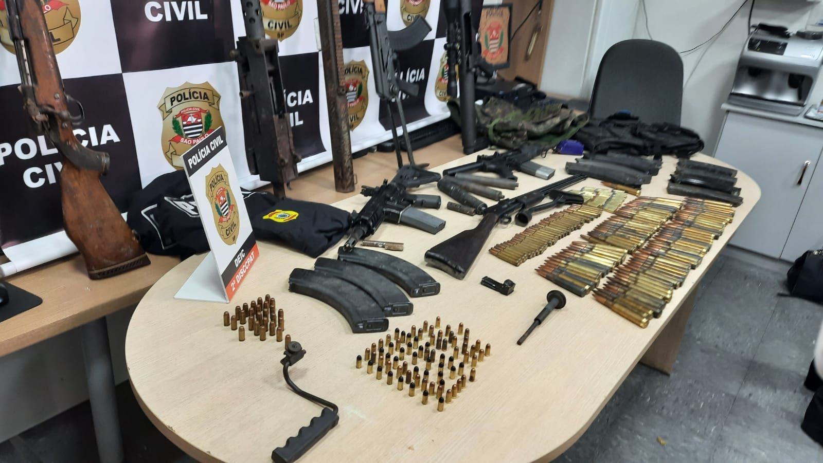Polícia apreende arsenal no interior de SP e investiga se armamento tem ligação com assalto à Guarapuava / Divulgação/Polícia Civil