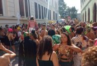 Foliões enfrentam proibição de blocos e vão às ruas no Rio de Janeiro