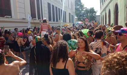 Foliões enfrentam proibição de blocos e vão às ruas no Rio de Janeiro