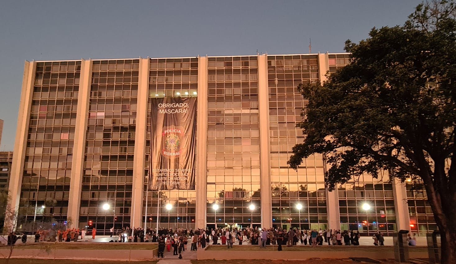Funcionários se despedem de prédio antigo da sede da Polícia Federal, em Brasília