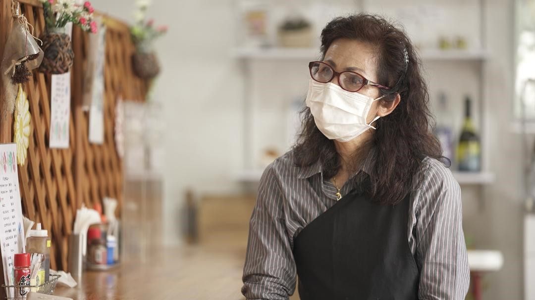 Dona de um café, Michiko Furumi mudou-se de volta para Yonaguni há sete anos, e preocupa-se com o futuro da ilha / Daniel Campisi/CNN